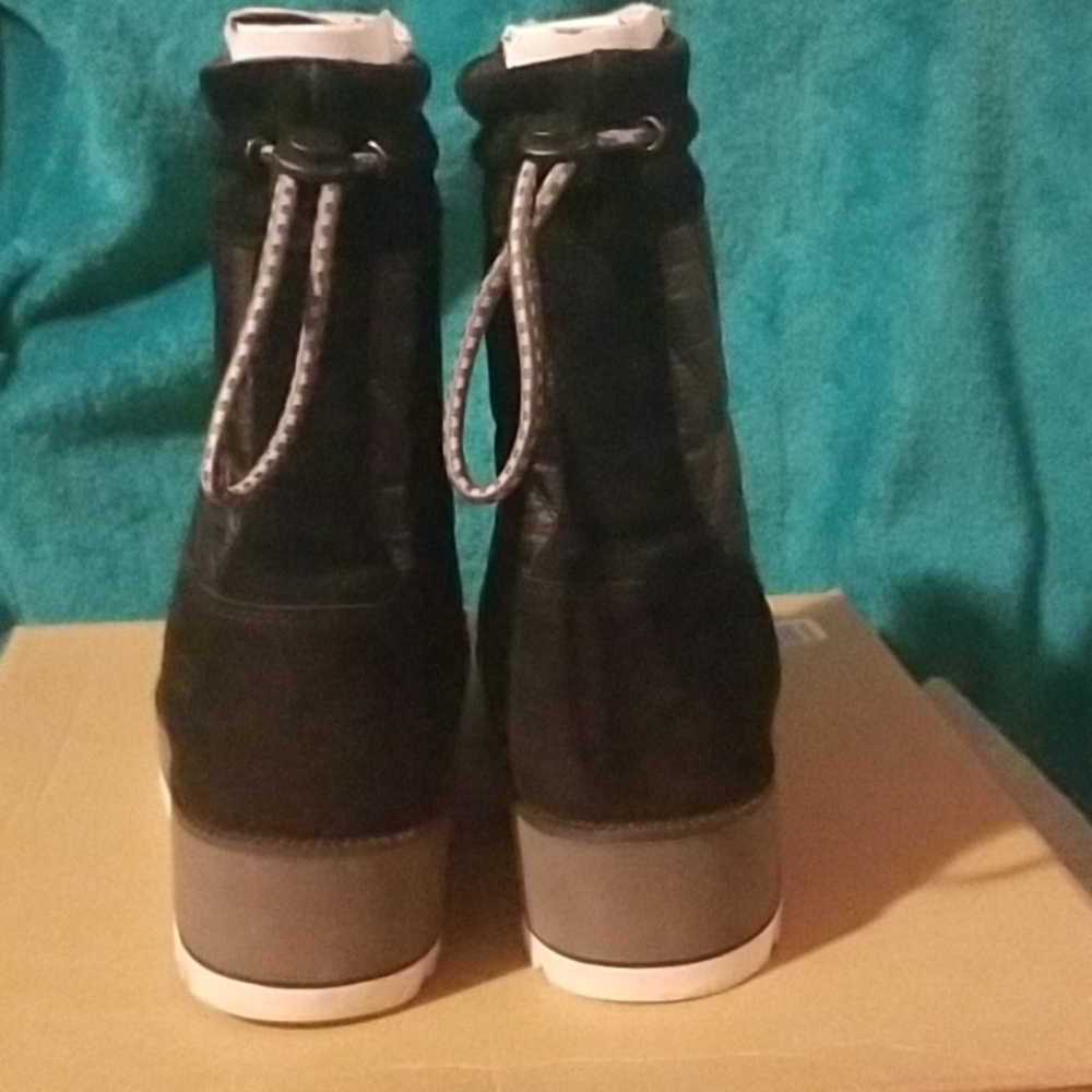 Boots - Picture 4 of 7